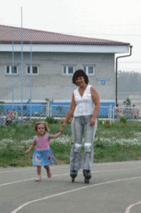 Ярослава учит маму кататься на роликах